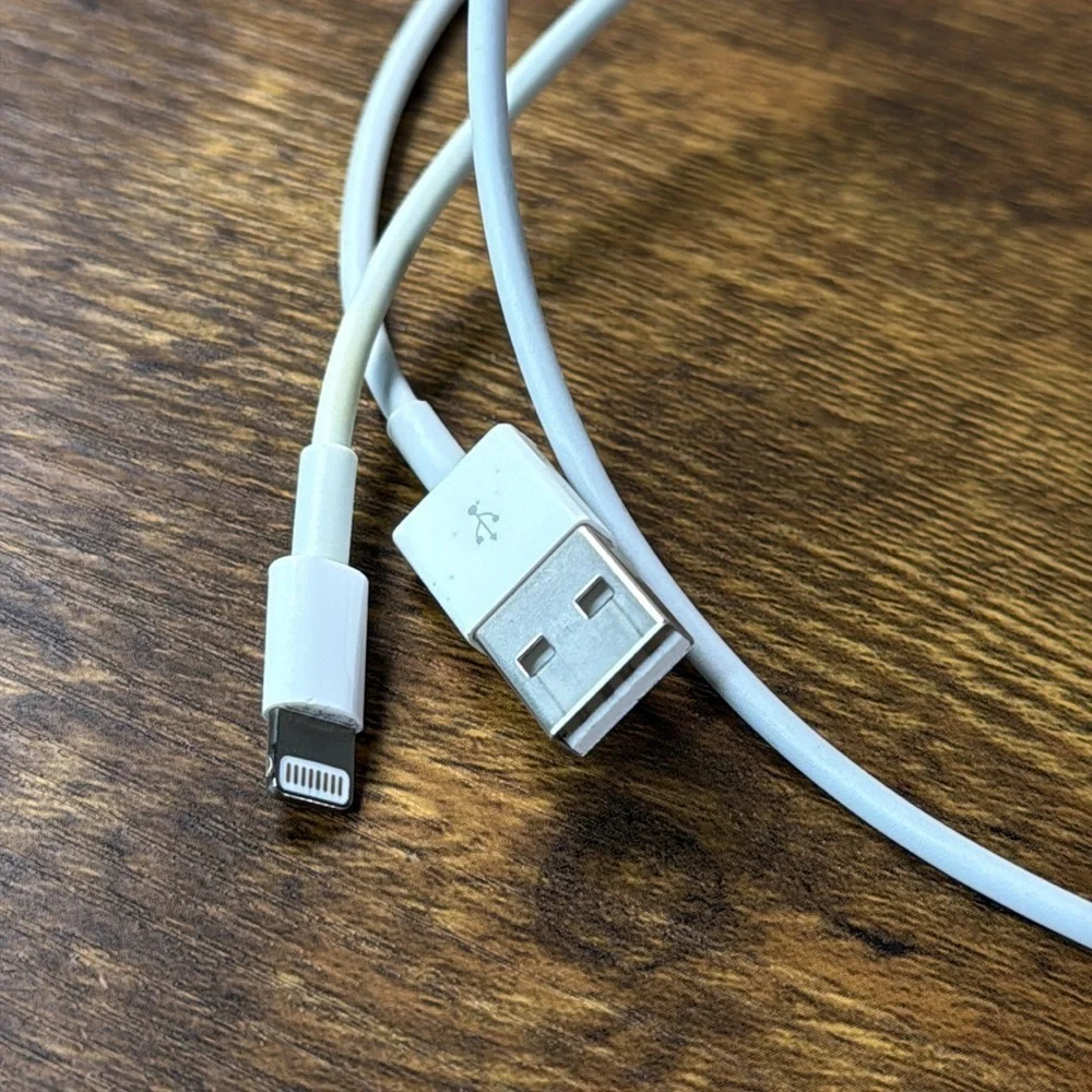 Apple White Charging Cable - iPhone 14